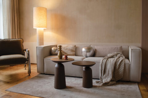 Salon w bloku vs salon w domu. Jak dobrać meble do przestrzeni?